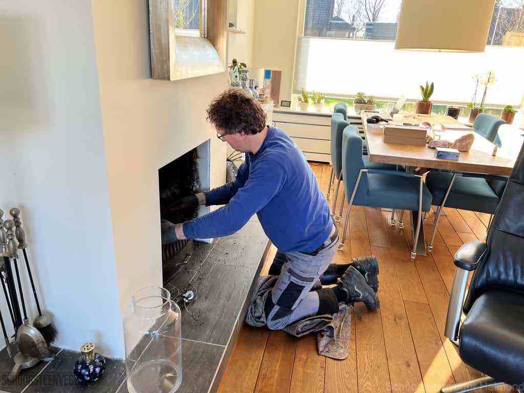 Schouwveger Helmond kleed schoorsteenreiniger Schouwveger Helmond kleed schoorsteenreiniger